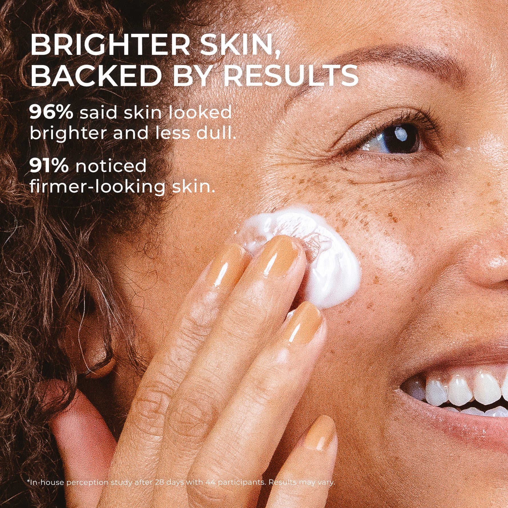 Close-up of woman applying PÜR Tropical C Moisturizer with text overlay highlighting results: 96 % saw brighter skin, 91 % noticed firmer-looking skin after 28 days.